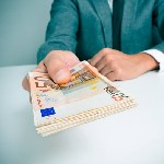 У меня есть свободный капитал,  позволяющий предоставлять краткосрочные и долгосрочные потребительские кредиты от 5 000 до 1 000 000 евро любому серьезному человеку,  ищущему такой кредит.  Процентная ...